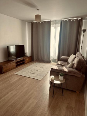 Wolverhampton Apartment with Free Parking 1 minute from the train station